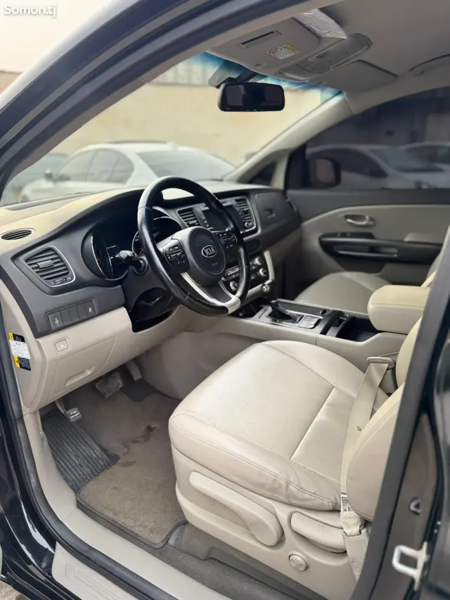 Kia Carnival 2015 · 2.2 AT