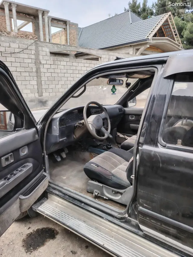 Toyota Hilux Surf 1996 · 2.7 MT