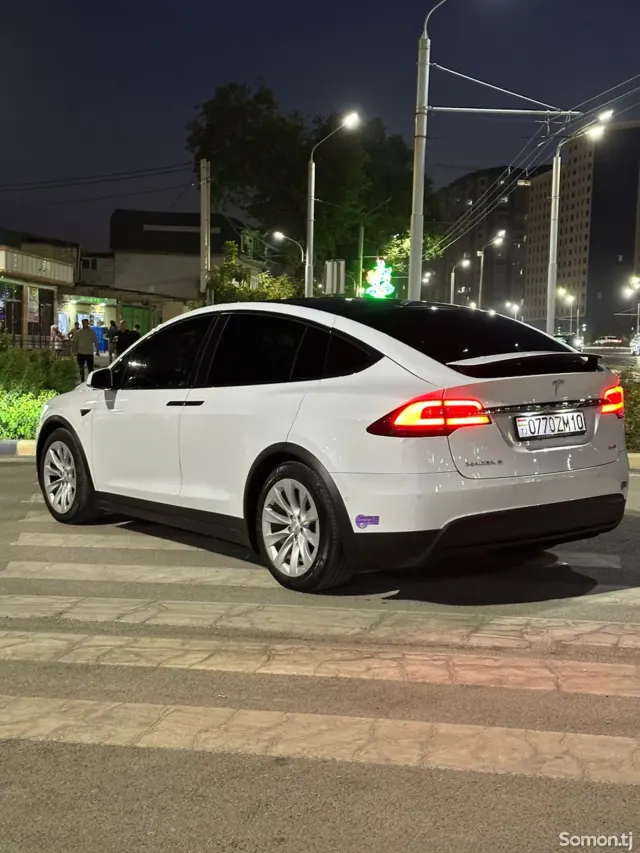 Tesla Model X 2019 · AT
