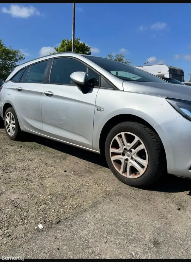 Opel Astra K 2016 · 1.6 AT