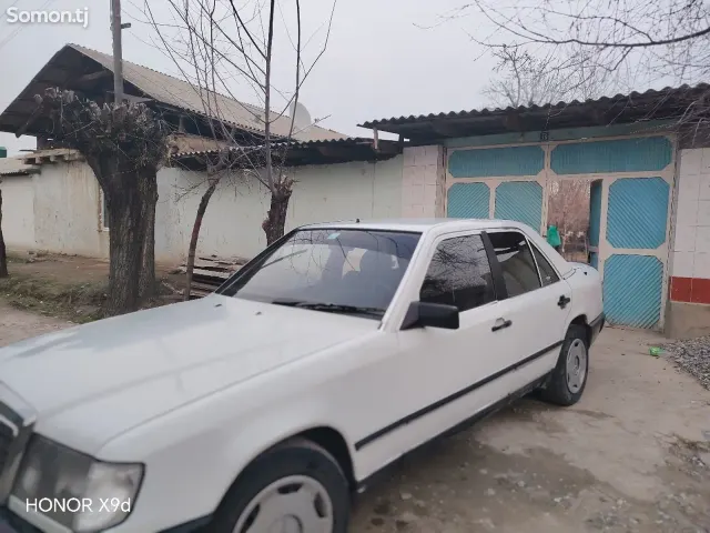 Mercedes-Benz W124 1986 · 2.5 MT