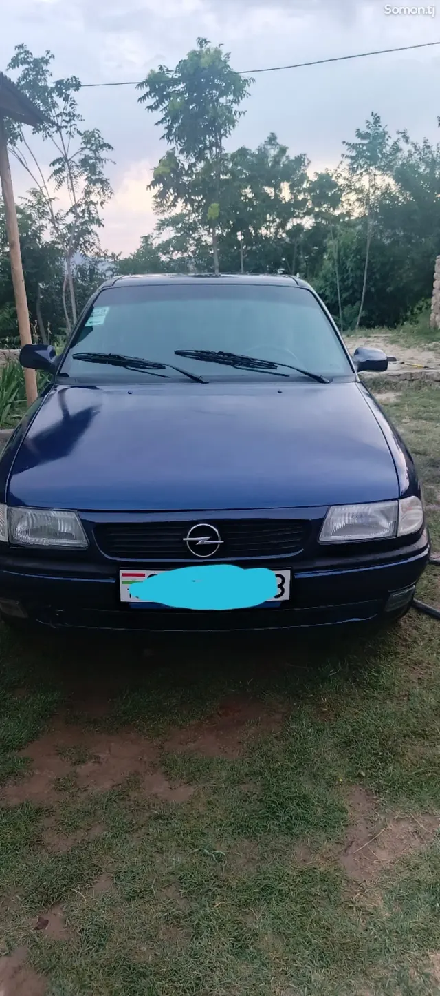 Opel Astra F 1992 · 1.6 MT