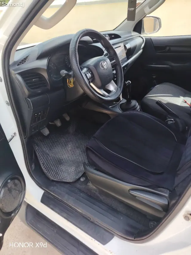 Toyota Hilux 2016 · 2.4 MT