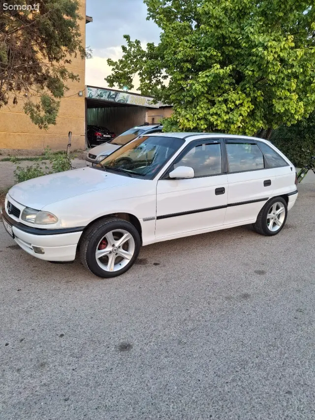 Opel Astra F 1994 · 1.6 MT