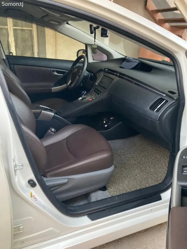 Toyota Prius 2015 · 1.8 AT