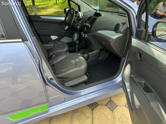 Chevrolet Spark 2015 · 1.1 AT
