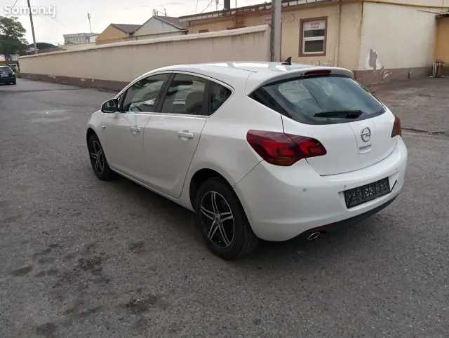 Opel Astra J 2011 · AT