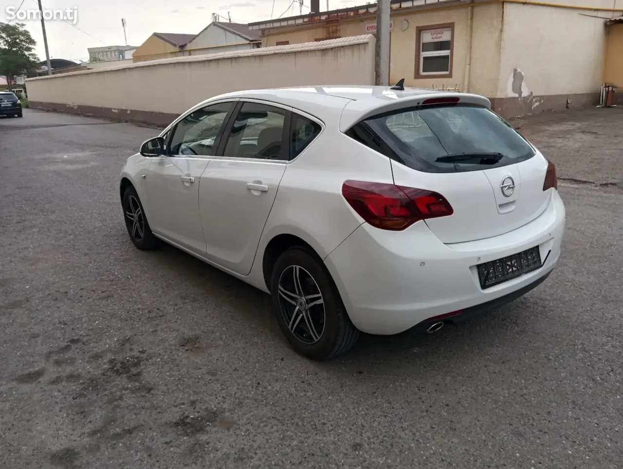 Opel Astra J 2011 · AT