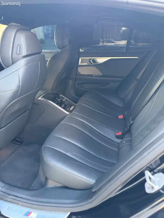 BMW M8 2025 · 4.4 AT