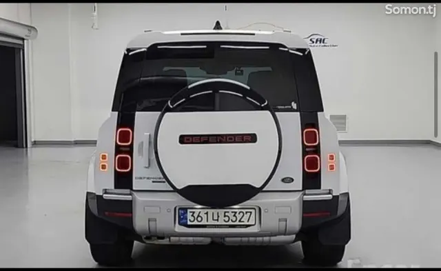 Land Rover Defender 2021 · 3.0 AT