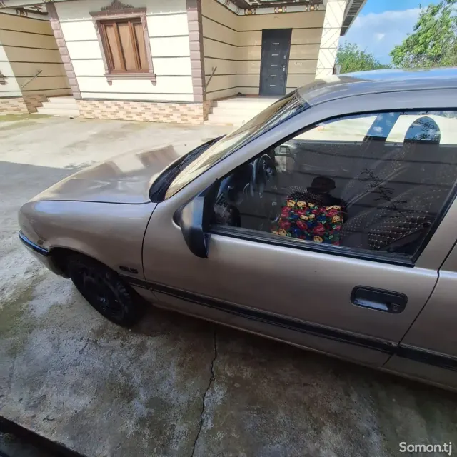Opel Vectra A 1992 · 1.6 MT