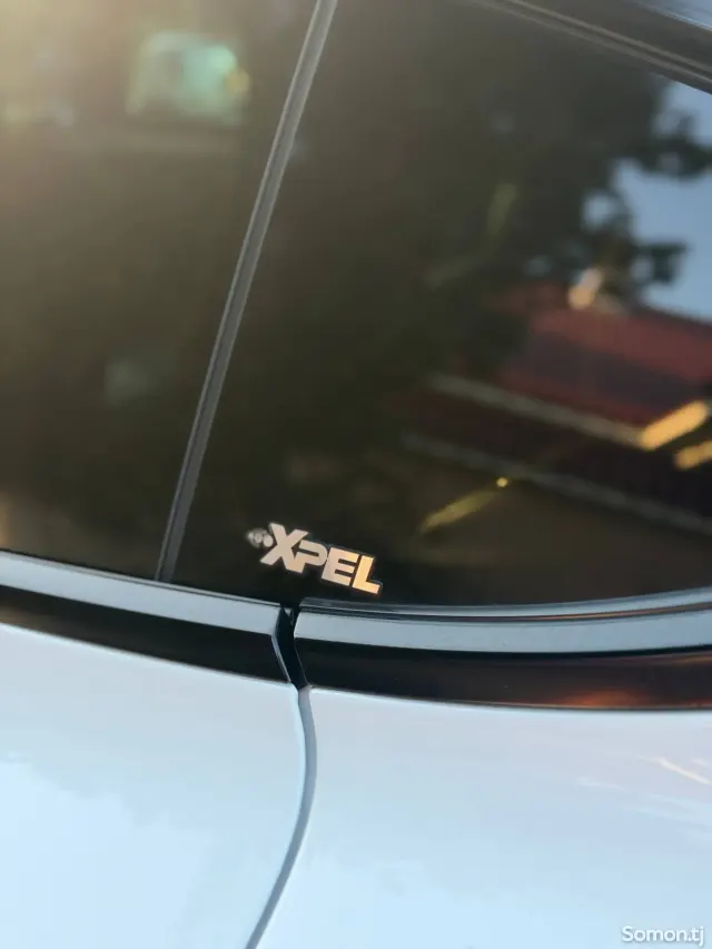 Tesla Model Y 2021 · AT