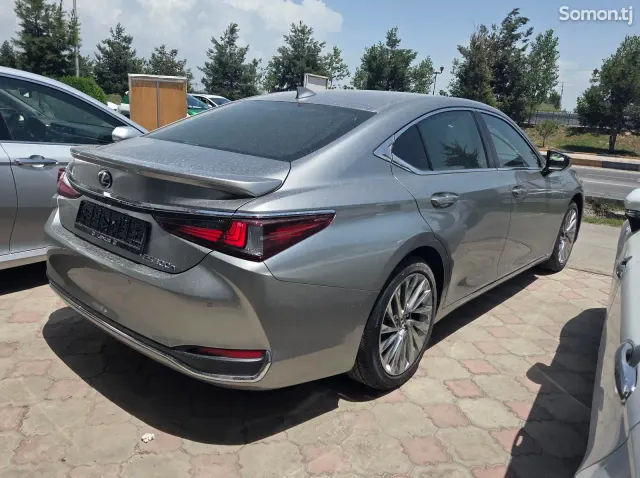 Lexus ES series 2024 · 2.5 AT