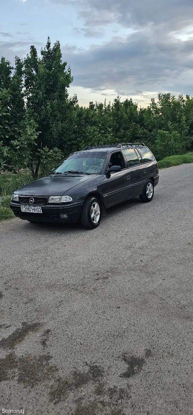 Opel Astra F 1993 · 0.4 MT