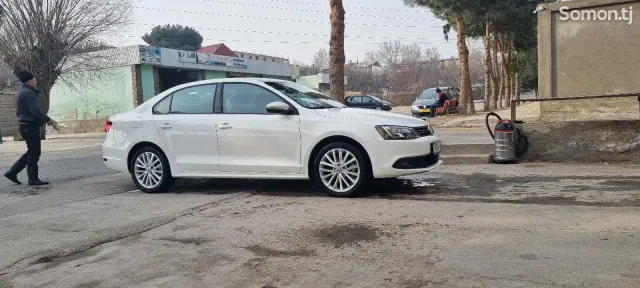Volkswagen Jetta 2013 · 1.6 AT