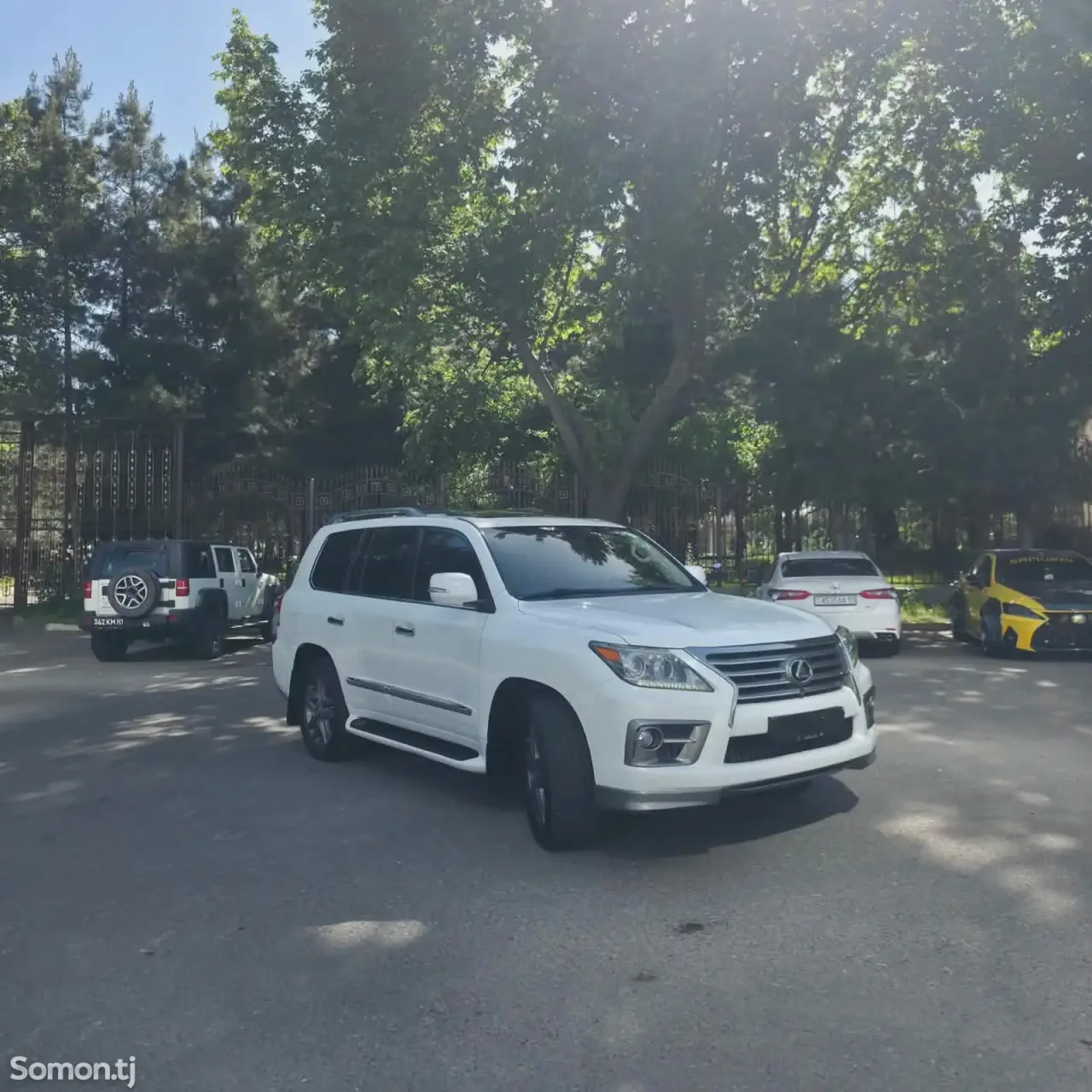 Lexus LX series 2013 · 5.7 AT