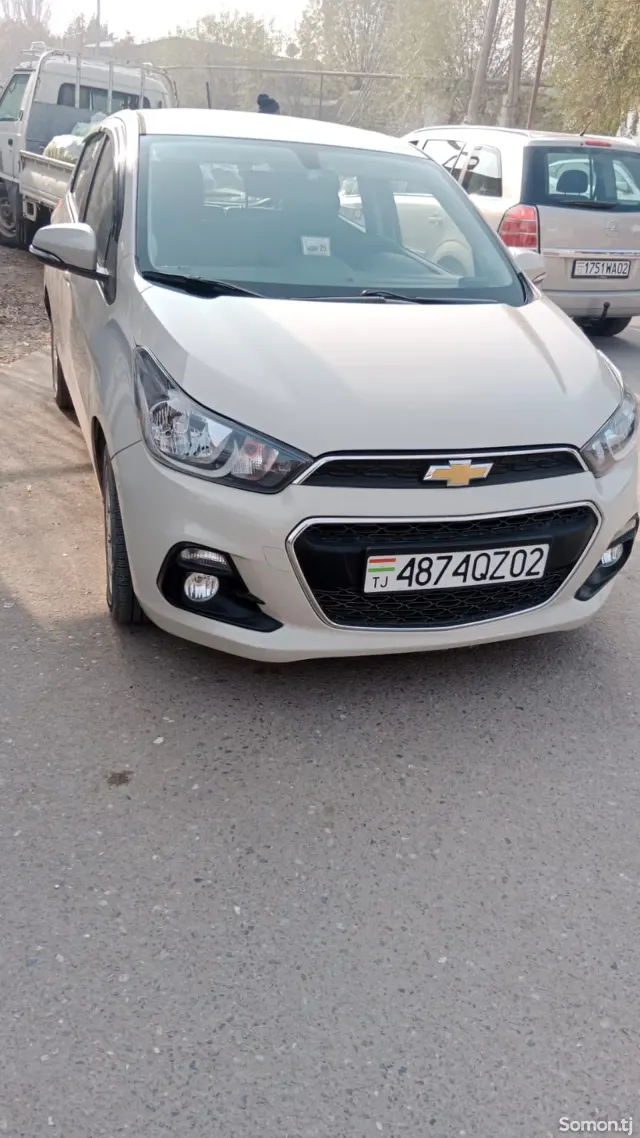 Chevrolet Spark 2015 · 1.0 AT