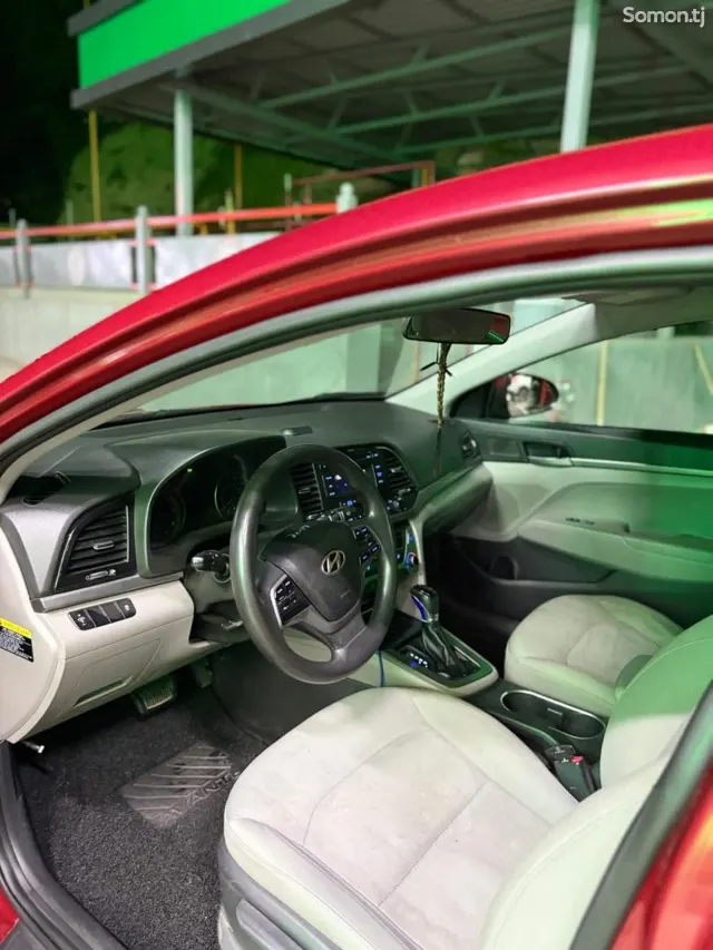 Hyundai Elantra 2017 · 2.0 AT