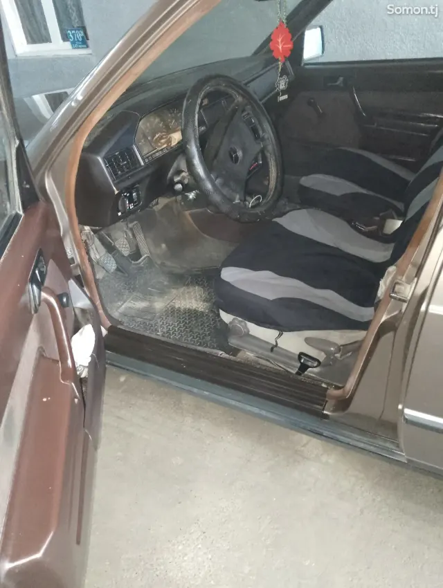 Mercedes-Benz W201 1989 · 1.8 MT
