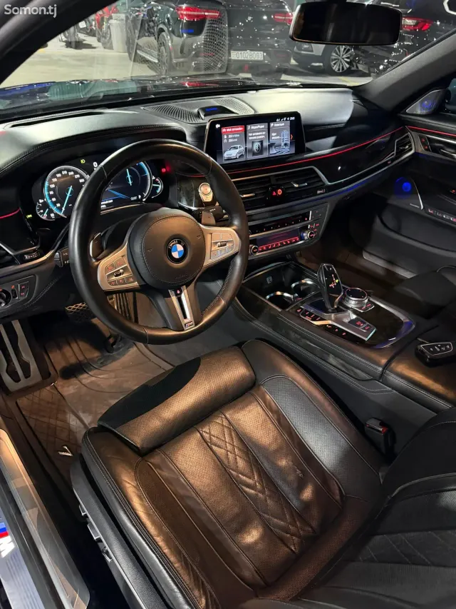 BMW 7 series 2018 · 4.4 AT