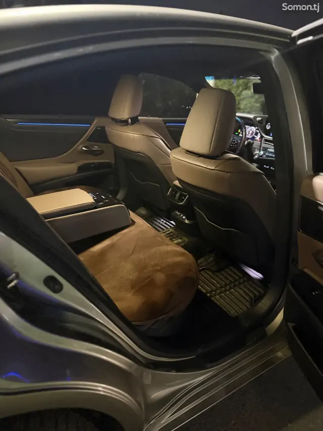 Lexus ES series 2024 · 2.5 AT