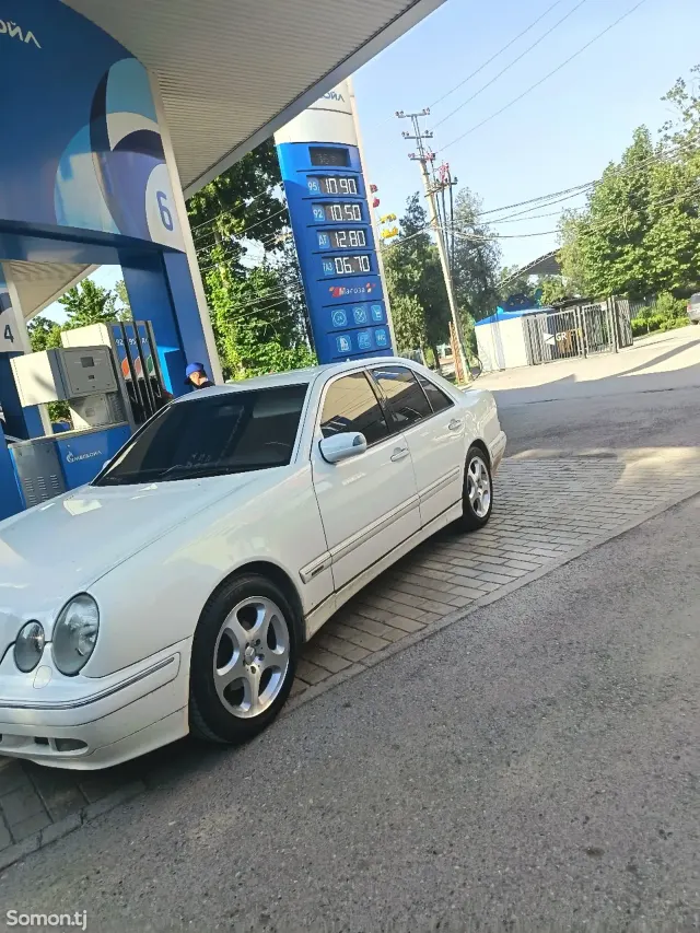 Mercedes-Benz E class 2001 · 3.2 AT