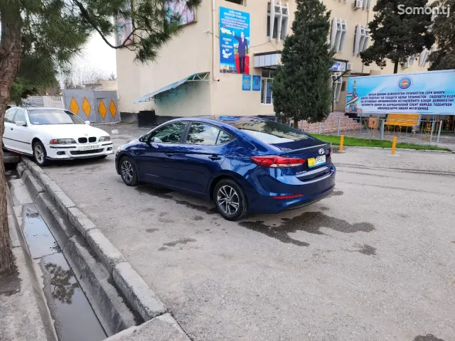 Hyundai Elantra 2017 · 2.0 AT