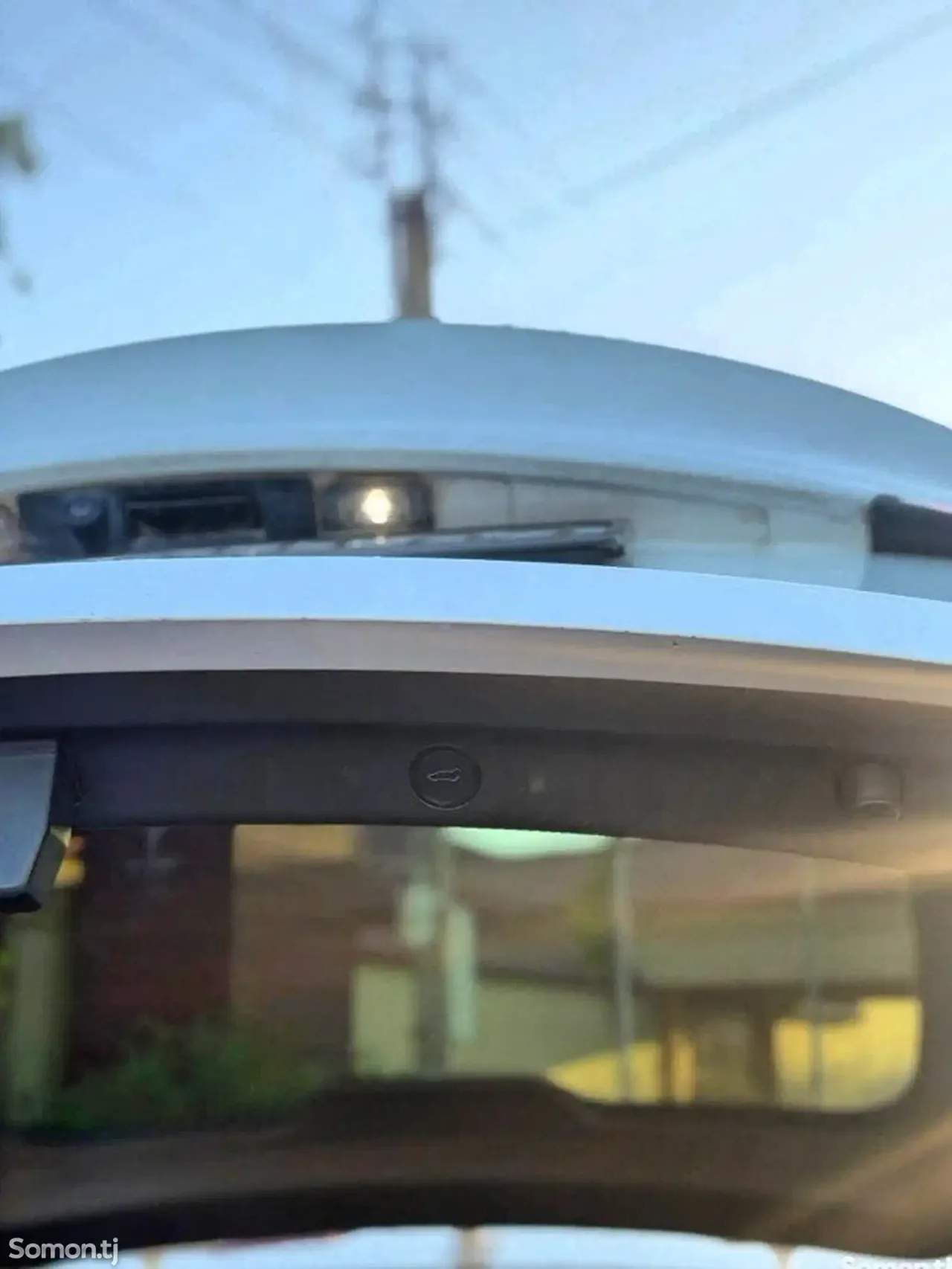 Tesla Model Y 2021 · AT