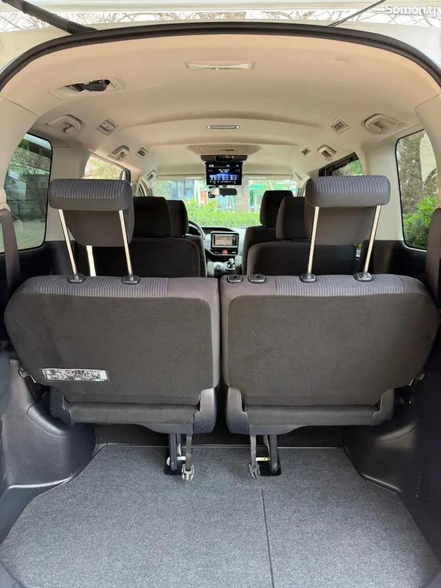 Toyota Voxy 2014 · 2.0 AT