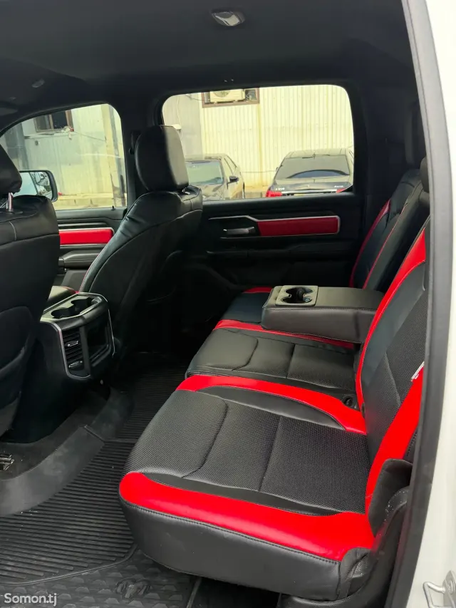 Dodge RAM 2023 · 5.7 AT