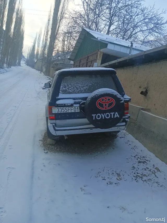 Toyota Hilux Surf 1993 · 2.9 MT