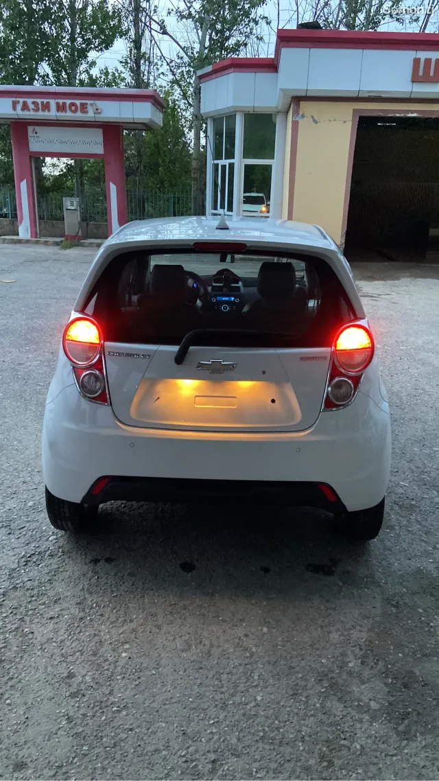 Chevrolet Spark 2015 · 1.0 AT