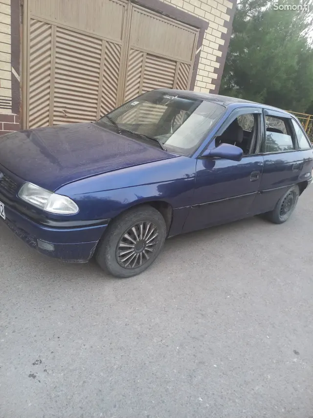 Opel Astra F 1992 · 1.6 MT