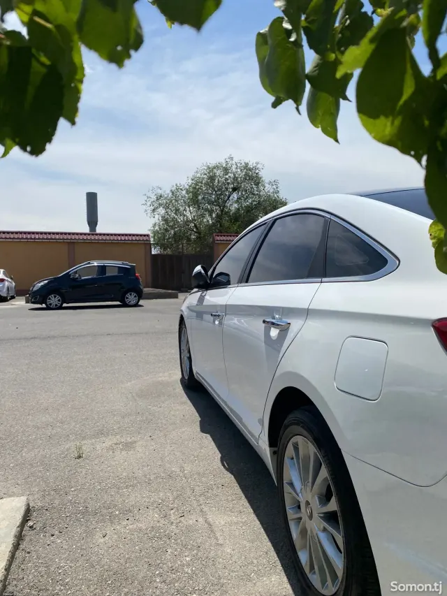 Hyundai Sonata 2015 · 2.0 AT