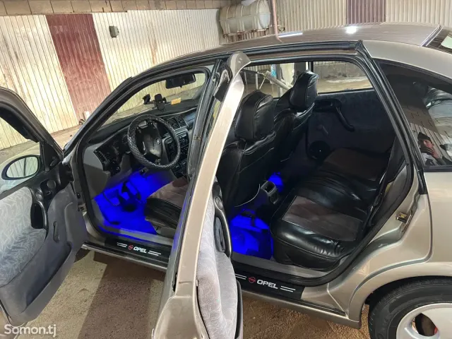 Opel Vectra B 1996 · 1.6 MT