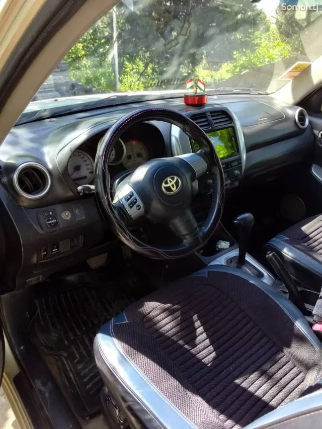 Toyota RAV 4 2004 · 2.4 MT