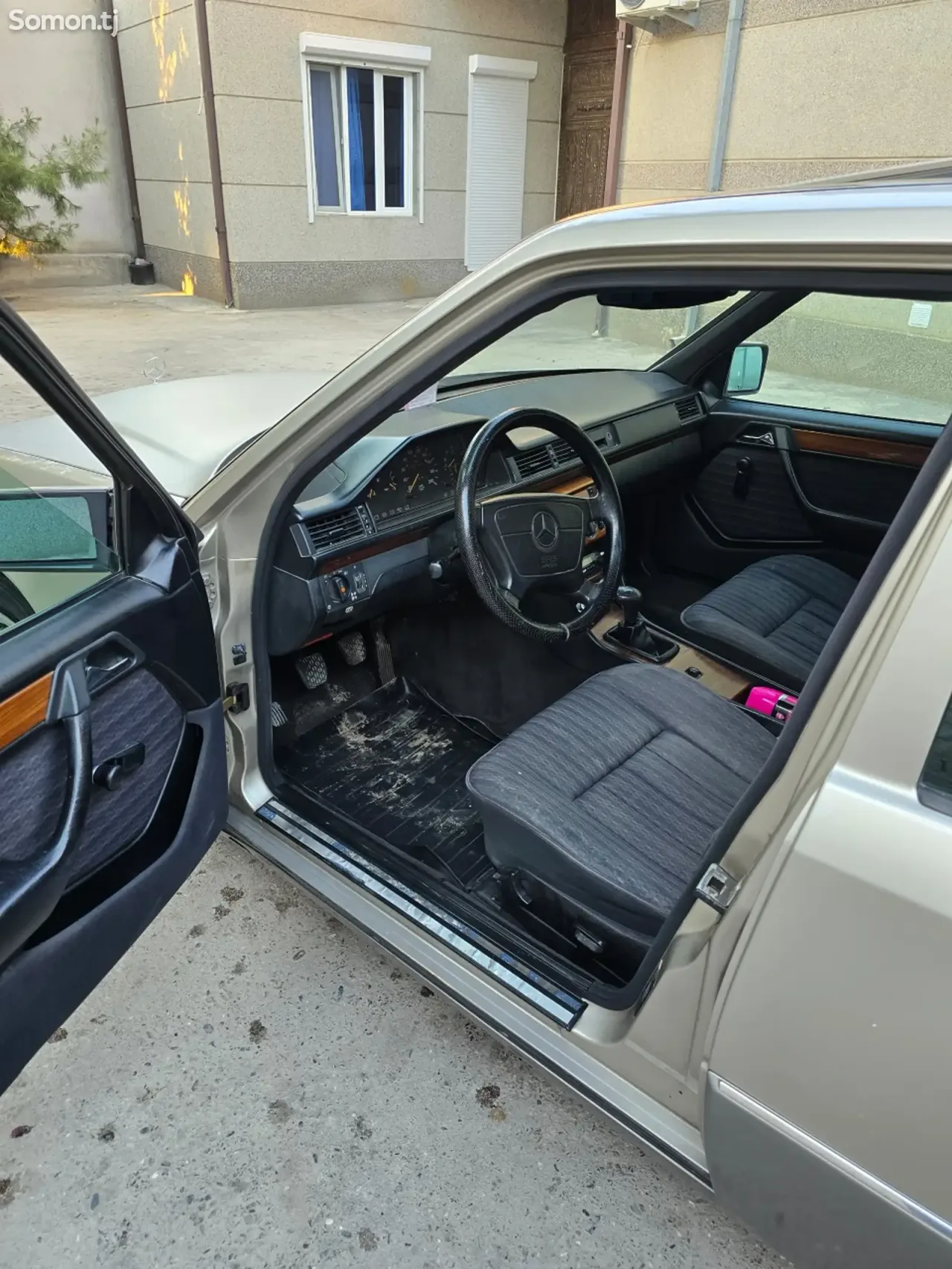 Mercedes-Benz W124 1993 · 2.5 MT