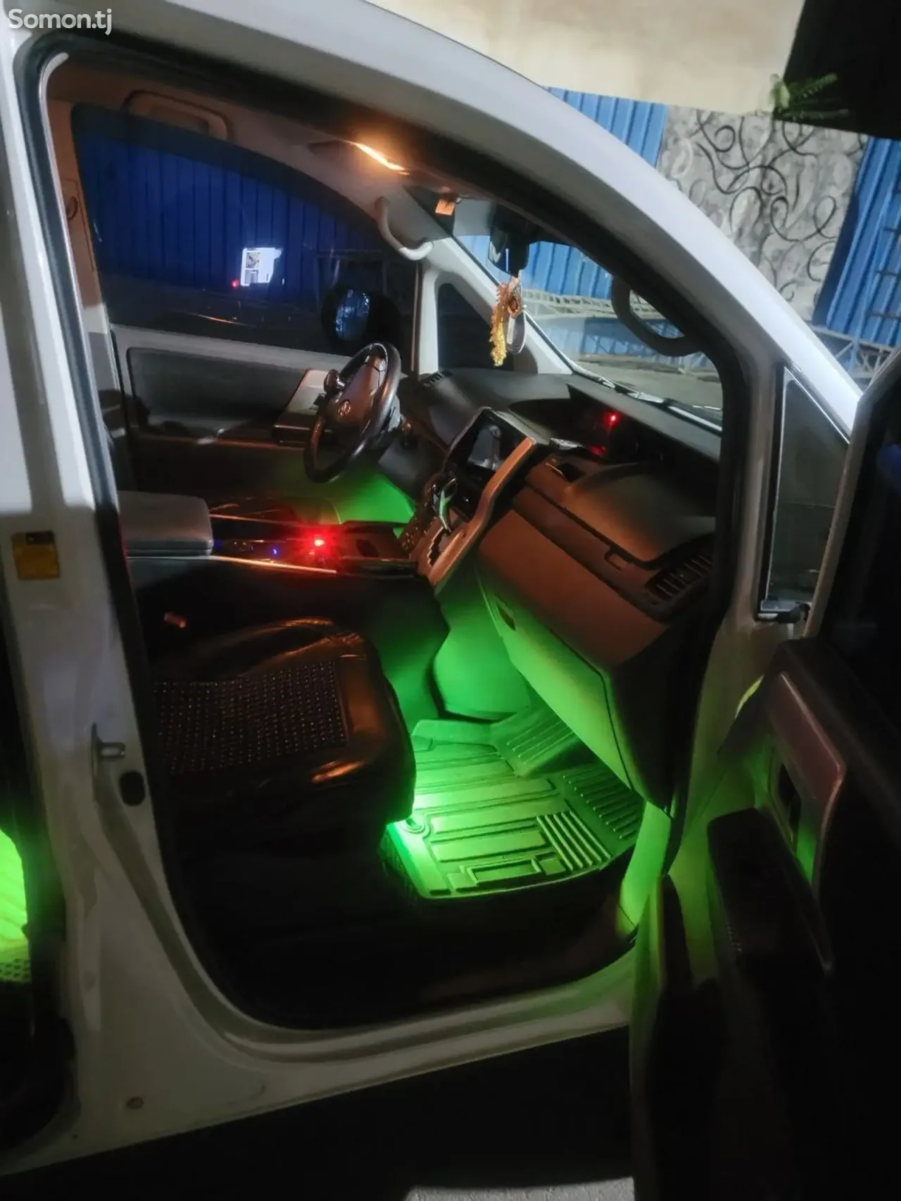 Toyota Voxy 2008 · 2.0 AT