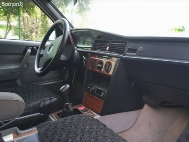 Mercedes-Benz W124 1991 · 1.8 MT