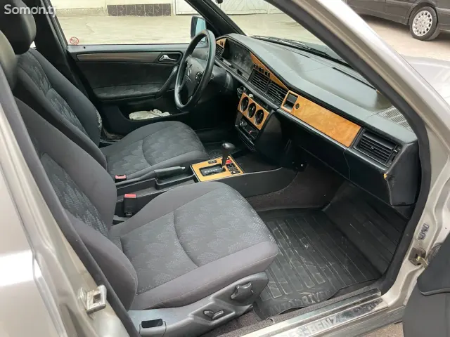 Mercedes-Benz W201 1986 · 2.5 AT