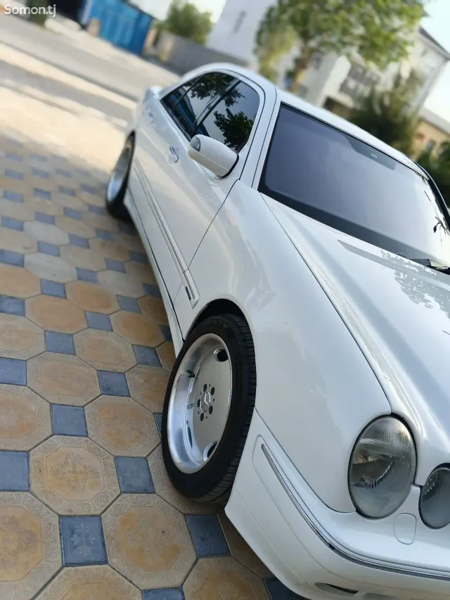 Mercedes-Benz E class 2001 · 3.2 AT