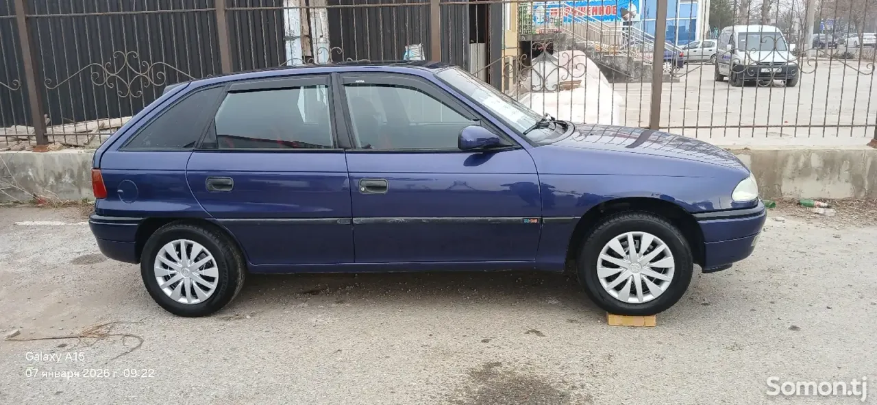 Opel Astra F 1998 · 1.6 MT