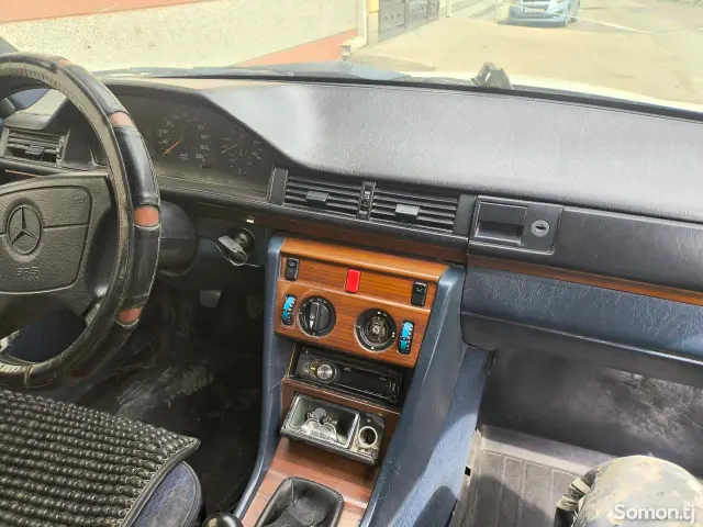 Mercedes-Benz W124 1991 · 2.0 MT