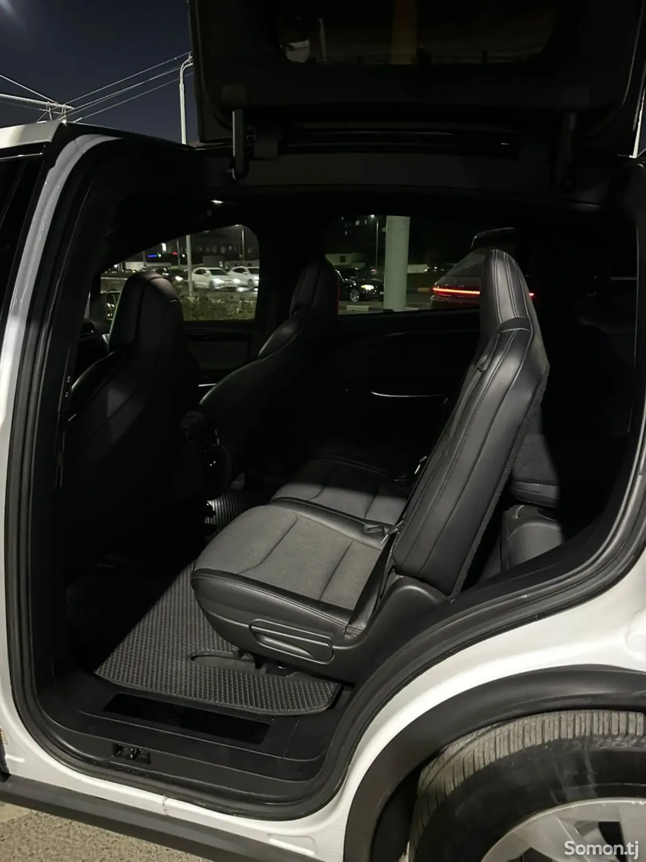 Tesla Model X 2019 · AT
