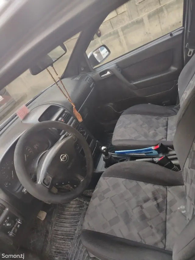 Opel Astra G 1999 · 1.6 MT