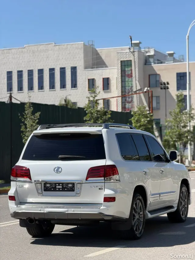 Lexus LX series 2015 · 5.7 AT