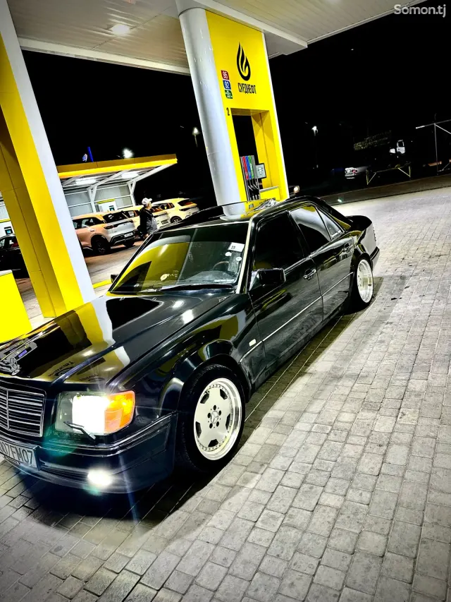 Mercedes-Benz W124 1990 · 2.0 AT
