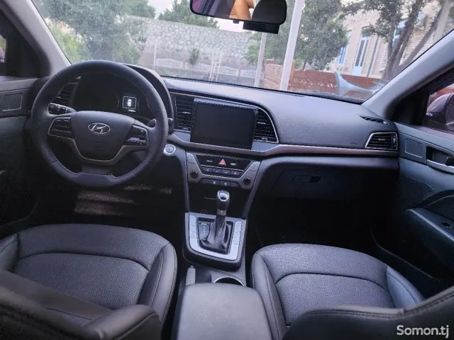 Hyundai Avante 2016 · 1.6 AT