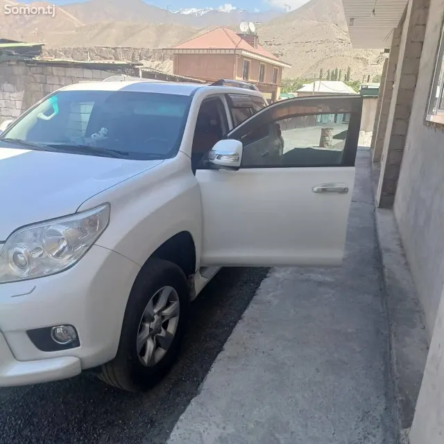 Toyota Land Cruiser Prado 2012 · 2.7 AT