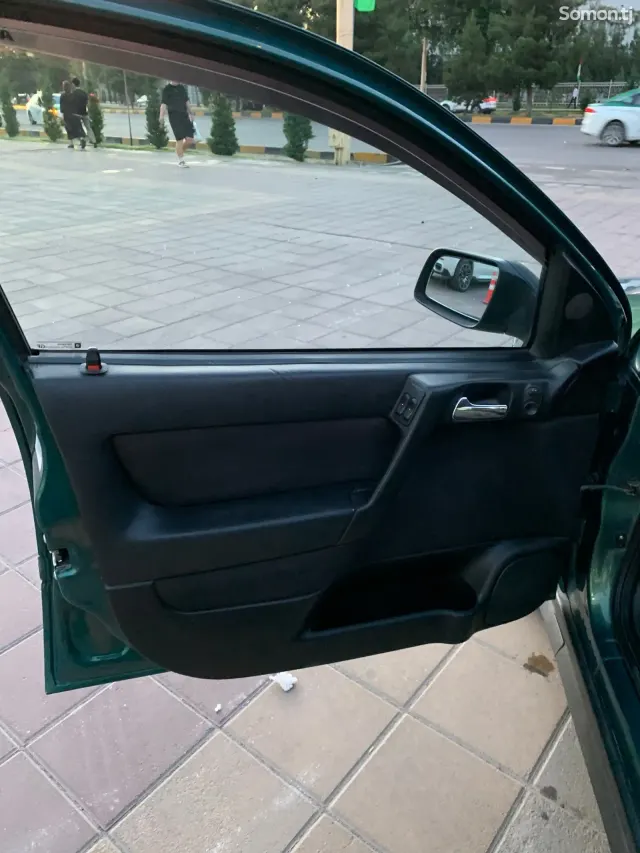 Opel Astra G 1999 · 1.6 MT